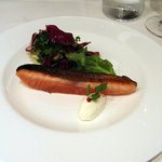 カンブーザ - 皮面をカリカリに炙った、北海道産　本マスのマリネ　シンプルなミックスサラダとパンナ・アチダ添え