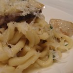 カンブーザ - もっちりとした食感の手打ちで、やや丸みを帯びた麺