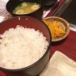 Nishiki warai - ご飯と味噌汁セット。白飯がイマイチ。
                        最近外食の白飯がご飯にこだわったお店じゃないと、大抵イマイチ。今年買わせて貰った農家さんのお米で舌が肥えたのか…やっと分かるようになってきたのか（笑）