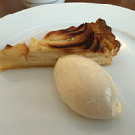 紅玉のタルト バニラアイス添え  