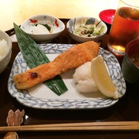 伊豆の旬 やんも 丸の内店 - しゃけ塩焼定食（1400円）