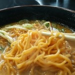 平和 - ランチパスポート  ミソホル麺  オレンジ色の麺