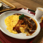 ブレッツカフェ エクスプレス 横浜赤レンガ倉庫店 - 同じフードコートで娘が食べたオムライス