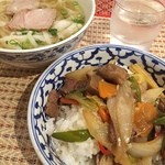 タワンタイ - 日替わり丼と汁ビーフンのセット。
      普通に美味しいんだけど…今日の私の求めてる味とは違ったー(´Д` )クセのある辛い系が食べたかったのに…選択誤った…。店に入るまでトムヤム麺と思ってたのに、店内の匂いにつられてつい…。
      
      
      牛肉と野菜のオイスターソース丼。
      
      あぁぁ…パクチー食べたい…