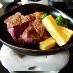 ＨＡＮＡ吉兆 - お肉　下には、ちゃんと炭が入っています。