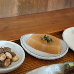 Hinataya - 小鉢が２種、大豆としっかり味付けされたこんにゃくを、鰹粉と味噌で和えたもの、２時間煮込んだ、トロトロ大根