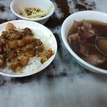 石精臼牛肉湯 - 牛肉スープと魯肉飯