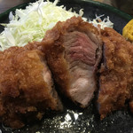 とんかつ春 - 特ロースの断面。これもレアに近いね。