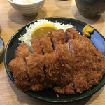 とんかつ春 - 特ロースは普通に２枚。しかもカットの厚さが上と下で違うんだって。コダワリなのか、たまたまなのか。うん、きっとコダワリ。