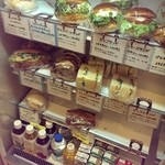46575022 - 冷蔵のサンドイッチ等パン類