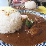 路地裏カレー Tiki - スパイスMAXチキンカレー850円＋温泉玉子100円。
            スパイスマックスは『辛い』という意味ではなく、基本のチキンカレー＋追いスパイス仕立てなのだそうです。