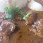 路地裏カレー Tiki - カレーはさらっとしたタイプで、イマドキのよく出来たスパイシーなカレーです。