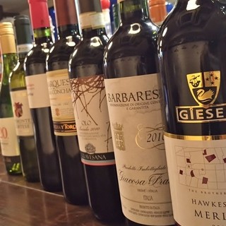 豊富なドリンクの種類と常時15種類の中から選べるグラスワイン