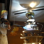 グルメバイキング オリンピア - パテシェがガスバーナーをタワーにかざす