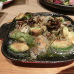 鳥男 - 牡蠣とアボガドのアヒージョ（680円）