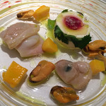 レストラン コバヤシ - フランスモンサンミッシェル産のムール貝 九十九里浜産はまぐりの冷製白ワイン 蒸ビーツを詰めたフレッシュチーズとジャガイモのムース パパイヤと共に