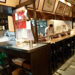 大富士 - カウンターでは職人さんが準備に余念がありません。