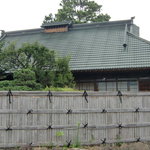 蕎麦処 多賀 - 急勾配の屋根