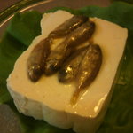 居酒屋　沖縄物語 - 島どうふ：沖縄特産のお豆腐に塩辛～いおちゃかなさんがトッピング