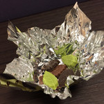 モンロワール - 緑色の巾着。3種類の小さな葉っぱのチョコレート☆