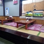 中華菜園 大仙 - 4人掛けのテーブル席と小上り席が３席ずつあります。