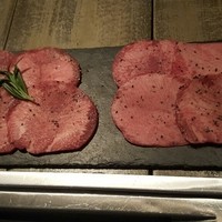 代官山焼肉 kintan - 普通のタンと30日熟成タンの食べ比べ