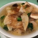 新世界菜館 - 海老そば 1,000円。すっきりとしたスープと丁寧に下処理された海老が印象的な一品です。