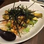 すいば - アボカドのユッケ風280円
      ピリ辛の中華風な味付けで、お酒が進みます。