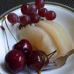 明神館 - 朝食：梨のコンポート、ぶどう、チェリー