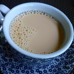 明神館 - コーヒーに牛乳をたっぷりいれていただく