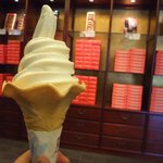 招福門 - 杏仁ソフトを店内で食べる