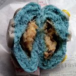 ファミリーマート - 中は普通の肉まんです。おいしい。