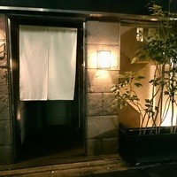 よろにく - 和の趣のある外観