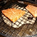 湯布院温泉　御宿　由布乃庄 - 豊後牛は脂が下にﾎﾟﾀﾎﾟﾀ落ちるくらいとてもジューシーです。