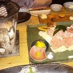 湯布院温泉　御宿　由布乃庄 - 豊後牛と地鶏は炭火で焼いていきます。