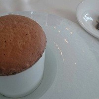 シグネチャー - スフレが大きく見えますが、あっさり作ってくれています。チョコソルベはラズベリーの酸味もあり、このソルベをアツアツのスフレに投入してたべます。ふわふわアツアツのスフレとの温度差がまた楽しめます。