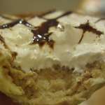 アンドリューのエッグタルト - 早速食べてみると、こちらはチョコレートクリームと生クリームたっぷりな濃厚な味わいなタルトです。