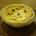 アンドリューのエッグタルト - まずは基本になるエッグタルトを手に取り