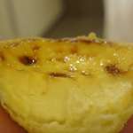 アンドリューのエッグタルト - 早速食べてみると、マカオで食べたエッグタルトは卵の風味がたった素朴な味わいでしたが、アンドリューのエッグタルトはクリーミィさが際立ち、日本でも受け入れられそうな美味しい一品です。