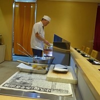 天麩羅 なか江 - 大将が揚げている姿が見れるカウンターが特等席♪