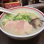 元祖 名島亭 - ラー博は俺の社員食堂。  日伊豚骨半拉麺二番勝負 其の弐 ミニ築炉釜出しとんこつラーメソ！  今日もべたかたで。あっさり、しかし旨味しっかり。ミニでもねぎプリタツでウレシイ♡  