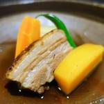 Kaji Yama - 季節野菜の炊き合わせ
        冬瓜、人参、黄人参、いんげん
        松坂ポークのラフテー