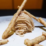 日本料理 楮山 - 和栗のモンブラン
　ミルクのアイスクリーム
　カシスのムースと、パウダー
　ヘーゼルナッツのメレンゲ
