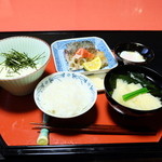 2016.1)魚料理の定食（１５００円）はさばの塩焼きとまぐろの山かけ