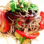 蕎麦粉食堂 Buckwheat - 揚げなすとフレッシュトマトの冷製そば粉入りパスタ