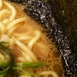 横浜家系ラーメン 力丸家 - スープは少なめ。鶏油も少なくあっさり。