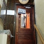 ナングロガル - 階段で建物の３階まで上がる。