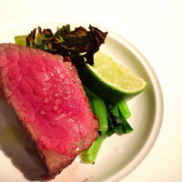Cucina Italiana 東洞 - 「牛ランプ肉のビステッカ　シチリア産サーレグロッソとライム添え」
