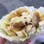 金得春捲 - クレープのような皮の中には、小海老、鶏肉、豆腐、玉子焼き、キャベツなど具沢山。砕いたピーナッツ、砂糖で和えてあります