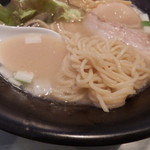 らぁ麺 胡心房 - 味玉らぁめん　麺&汁アップ